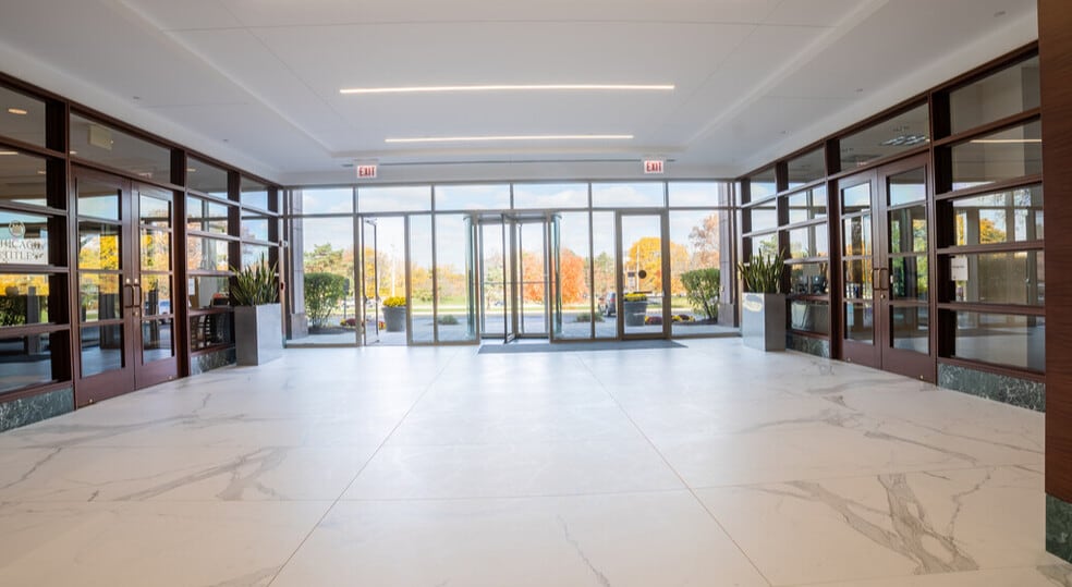 2441 Warrenville Rd, Lisle, IL à louer - Hall d’entrée - Image 3 de 12