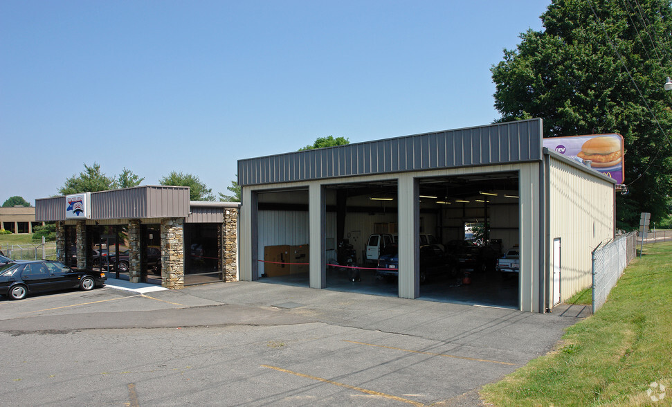 8090 North Point Blvd, Winston-Salem, NC for sale - Building Photo - Image 3 of 24