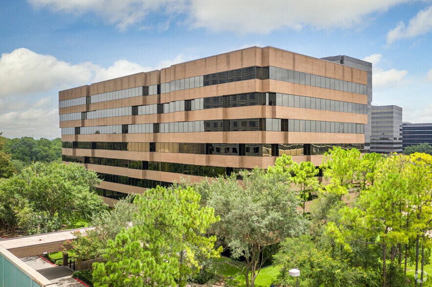 16855 Northchase Dr, Houston, TX à louer - Photo du bâtiment - Image 3 de 3