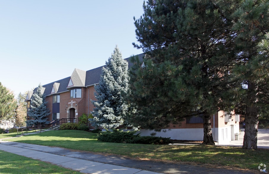 2200 Fairview St, Burlington, ON for lease - Building Photo - Image 3 of 4