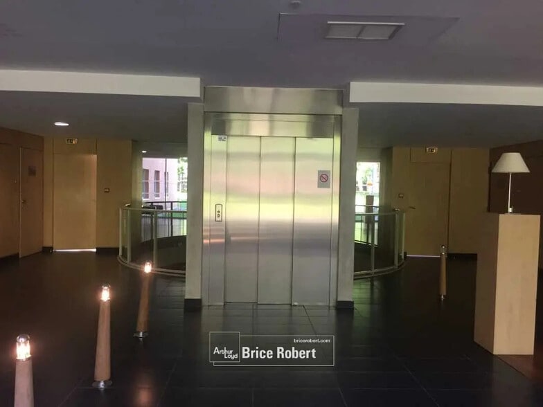Office in Écully for lease - Lobby - Image 3 of 11