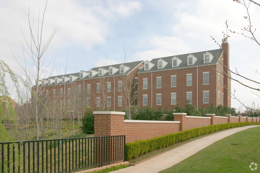 6015 N Classen Blvd, Oklahoma City, OK à louer - Photo du bâtiment - Image 3 de 6