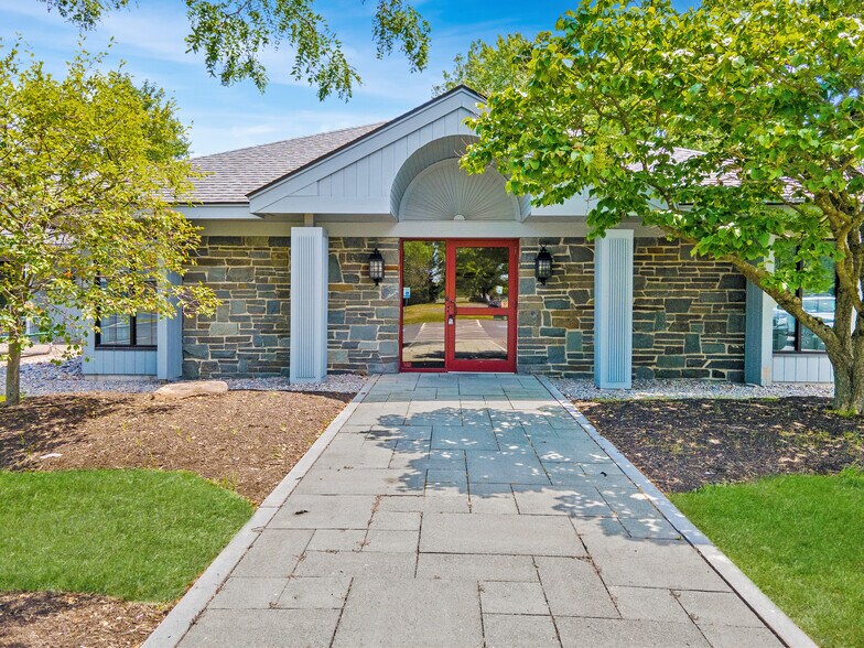 5710 Commons Park, East Syracuse, NY à louer - Photo du bâtiment - Image 2 de 20