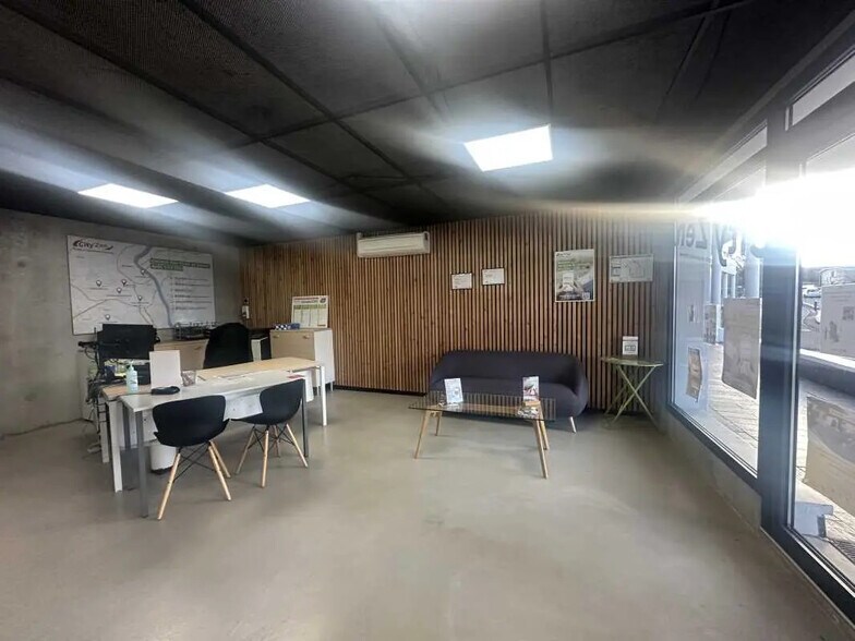 Retail in Talence for lease - Interior Photo - Image 1 of 3