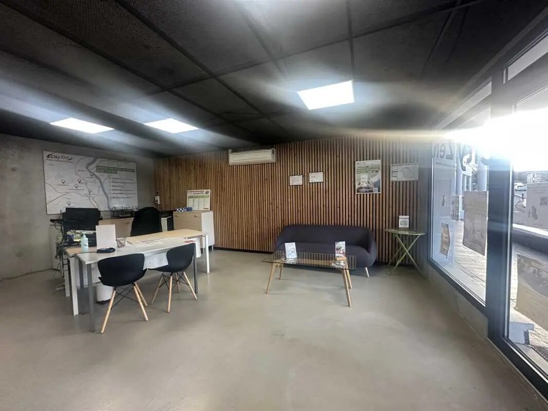 Retail in Talence for lease Interior Photo- Image 1 of 4