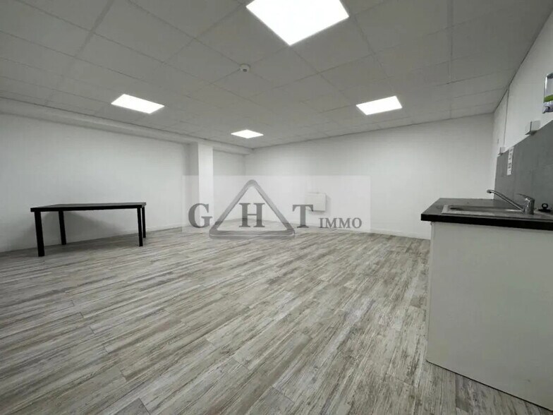 Industrial in Créteil for lease - Interior Photo - Image 2 of 6