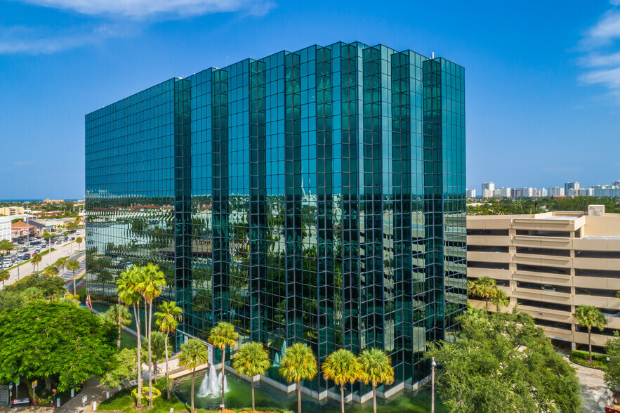 2400 E Commercial Blvd, Fort Lauderdale, FL à louer - Photo principale - Image 1 de 38