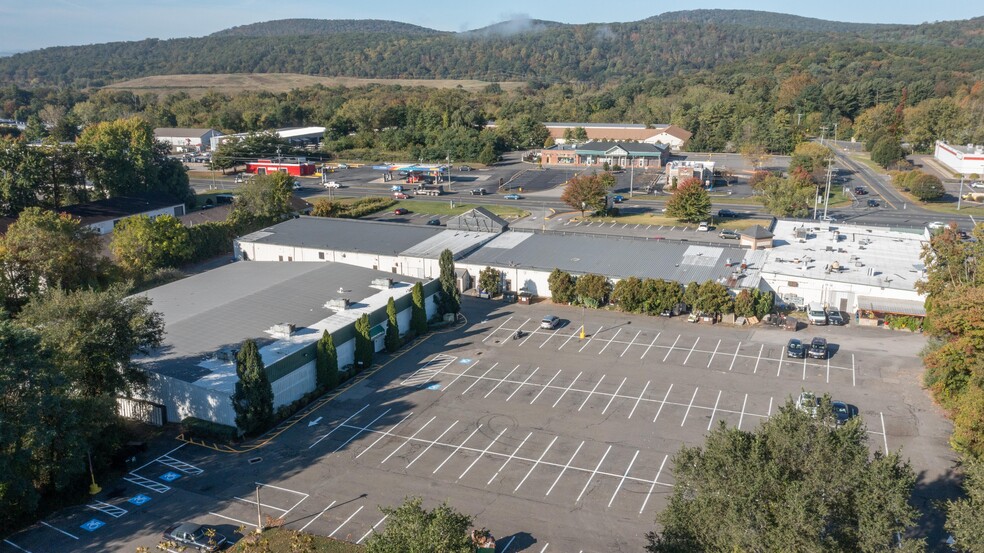 129-145 Danbury Rd, New Milford, CT for lease - Building Photo - Image 3 of 41