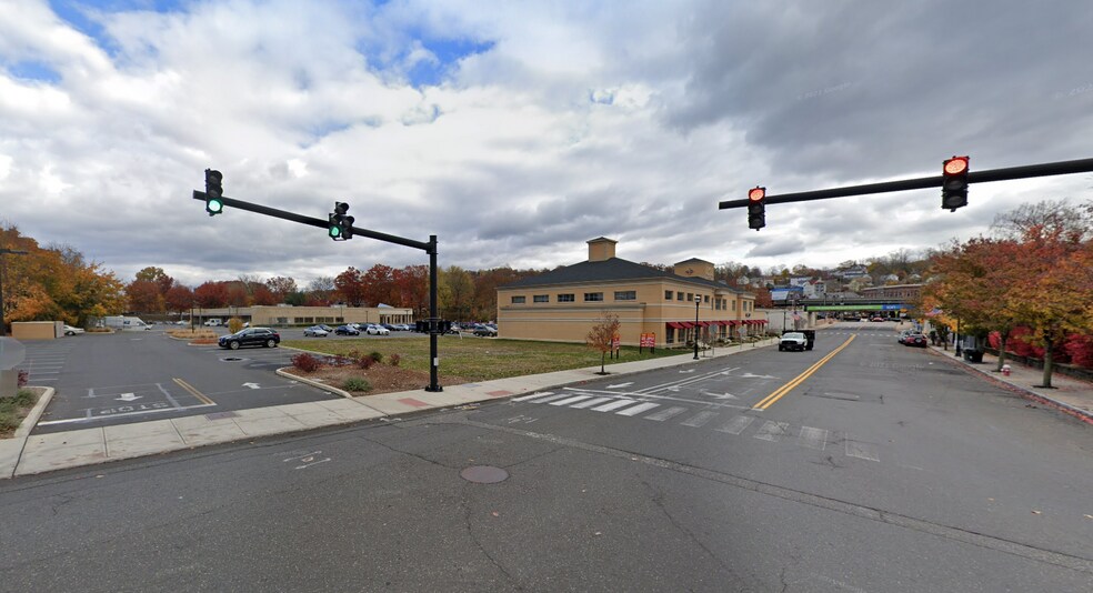 58 Maple St, Naugatuck, CT à louer - Photo du bâtiment - Image 3 de 6