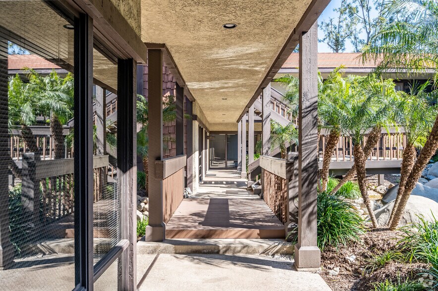 505 N Tustin Ave, Santa Ana, CA à louer - Photo du bâtiment - Image 3 de 13
