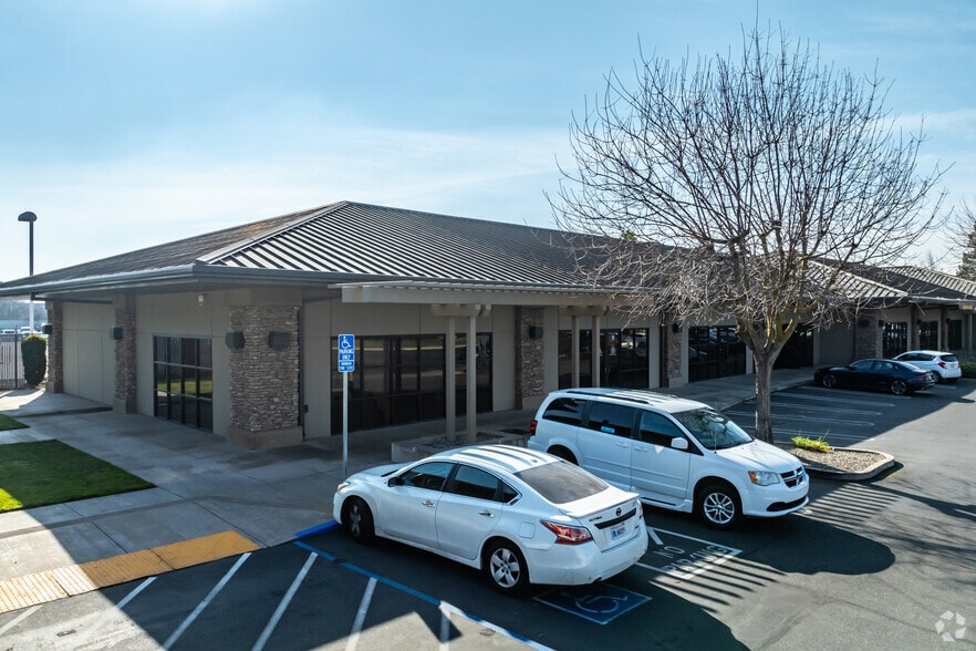 4640 Spyres Way, Modesto, CA à louer - Photo du bâtiment - Image 2 de 4