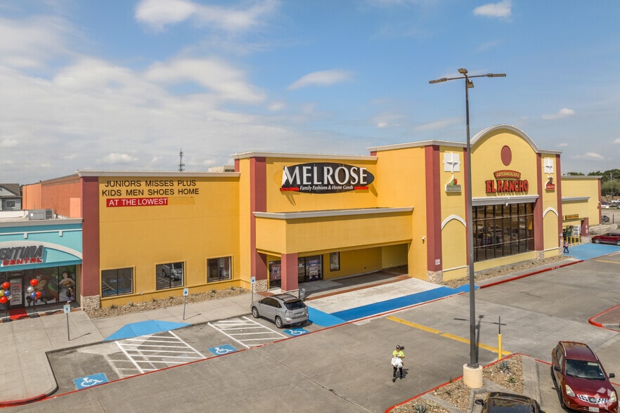 11303-11495 Veterans Memorial Dr, Houston, TX for lease - Building Photo - Image 2 of 7