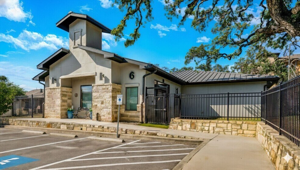 27511 Interstate 10, Boerne, TX à vendre - Photo du bâtiment - Image 2 de 13