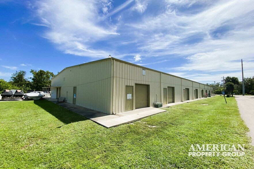 976 S River Rd, Englewood, FL à louer - Photo du bâtiment - Image 3 de 9