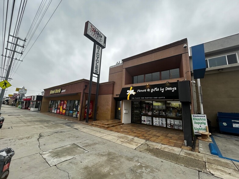 22720 Ventura Blvd, Woodland Hills, CA for lease - Building Photo - Image 1 of 9