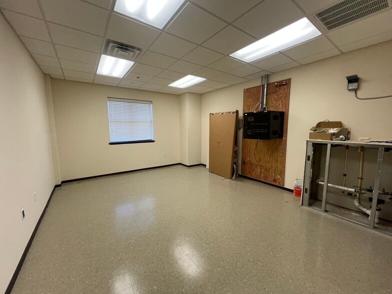 2350 Bentridge Ln, Fayetteville, NC for lease - Interior Photo - Image 3 of 9