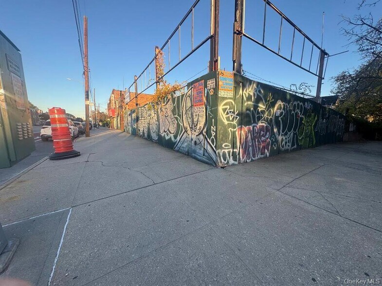 21432 Hillside Ave, Queens Village, NY à vendre - Photo du bâtiment - Image 2 de 3