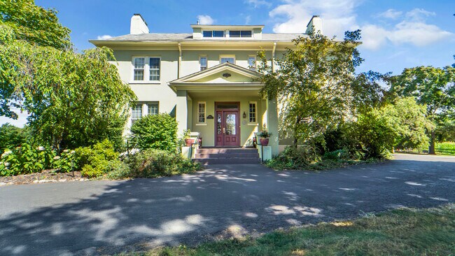 Plus de détails pour 563 Yale Farm Rd, Romulus, NY - Services hôteliers à vendre