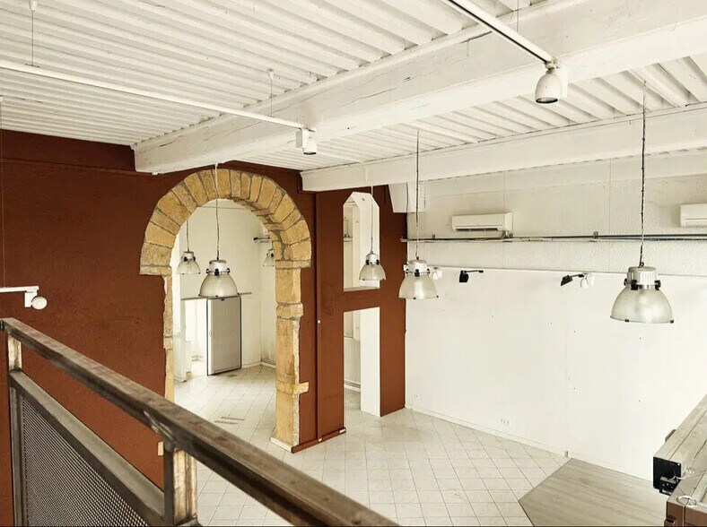 Commerce de détail dans Lyon à vendre - Photo du bâtiment - Image 2 de 8