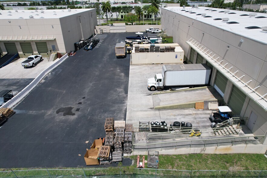 7999 NW 81st Pl, Medley, FL à louer - Photo du bâtiment - Image 3 de 11