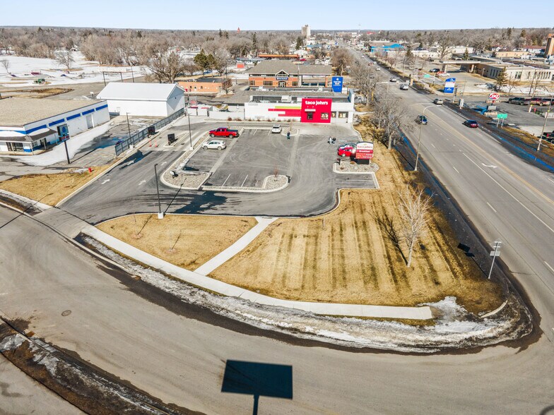 1702 Broadway St, Alexandria, MN for sale - Building Photo - Image 2 of 3