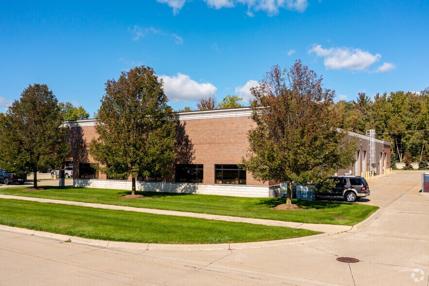 16001-16041 Leone Dr, Macomb, MI à louer - Photo du bâtiment - Image 3 de 7