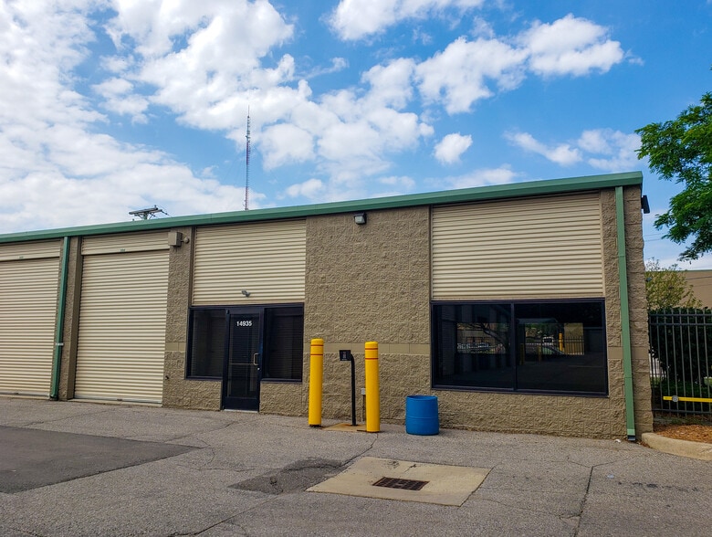14935 W 11 Mile Rd, Oak Park, MI for lease - Building Photo - Image 2 of 10