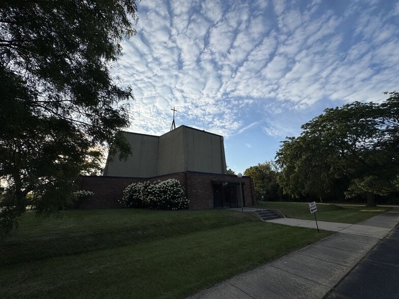 5225 Calkins Rd, Flint, MI for sale - Building Photo - Image 3 of 27