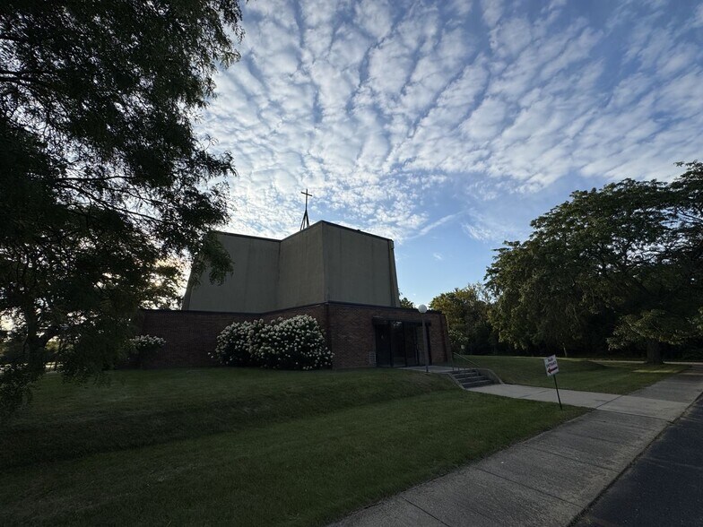 5225 Calkins Rd, Flint, MI à vendre - Photo du bâtiment - Image 3 de 27