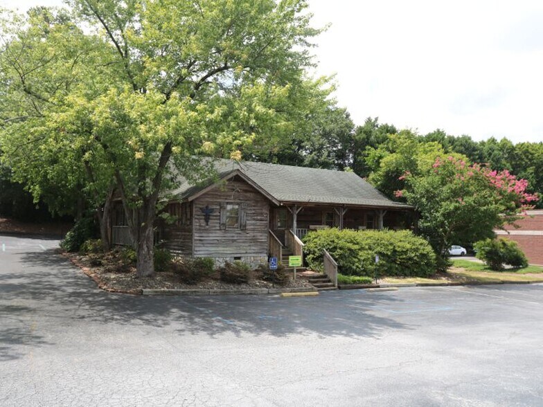 111 W Wade Hampton Blvd, Greer, SC à louer - Photo du bâtiment - Image 2 de 11