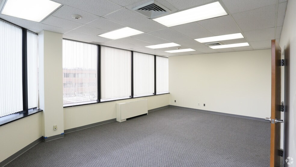 1979 Marcus Ave, Lake Success, NY à louer - Photo intérieure - Image 2 de 16