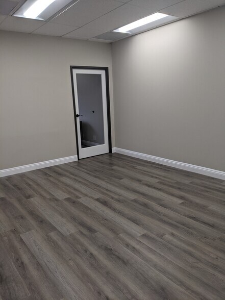 22772 Centre Dr, Lake Forest, CA à louer - Photo du bâtiment - Image 2 de 10