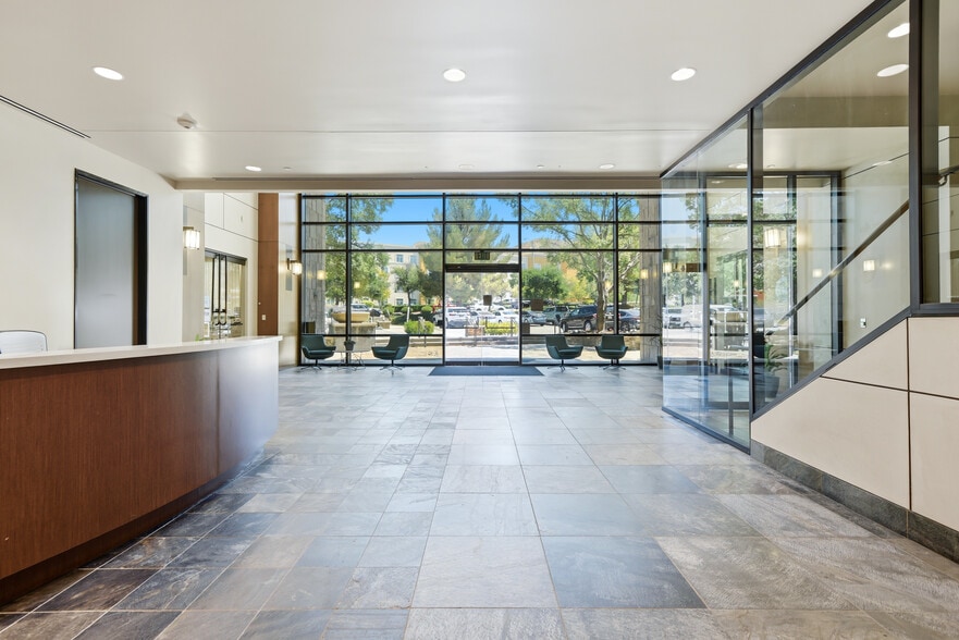 28515 Westinghouse Pl, Valencia, CA à vendre - Photo du bâtiment - Image 3 de 16