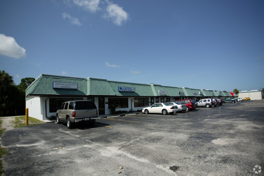 2411 S McCall Rd, Englewood, FL à louer - Photo du bâtiment - Image 2 de 7