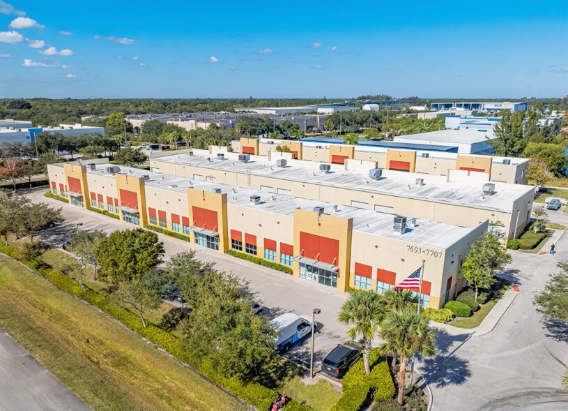 7657-7675 SW Ellipse, Stuart, FL à louer Photo du bâtiment- Image 1 de 12