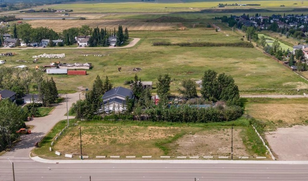 200 Centre St, Langdon, AB à vendre Aérien- Image 1 de 4