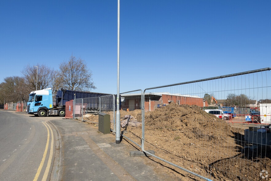 1 Humphrys Rd, Dunstable for lease - Building Photo - Image 2 of 4