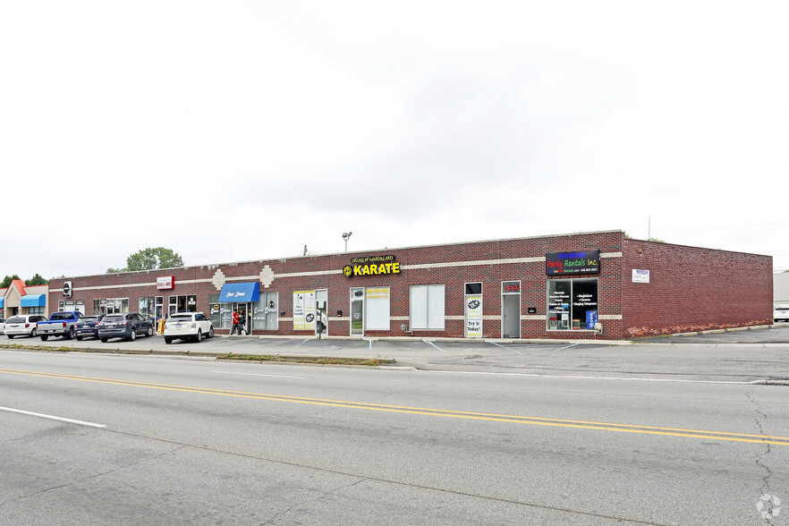 32008-32056 Utica Rd, Fraser, MI for lease - Primary Photo - Image 1 of 7