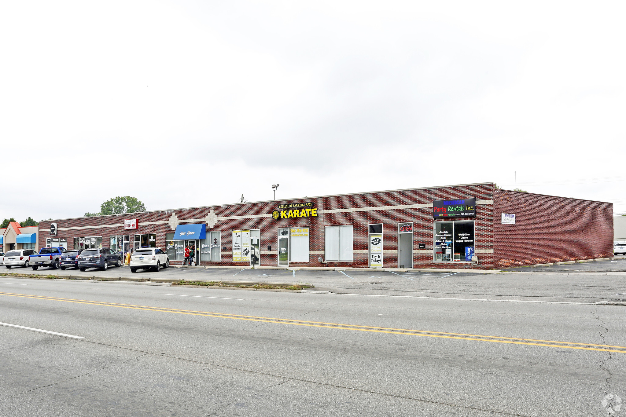 32008-32056 Utica Rd, Fraser, MI for lease Primary Photo- Image 1 of 8