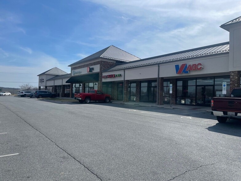 14507-14569 Forest Rd, Forest, VA à louer - Photo du bâtiment - Image 2 de 4