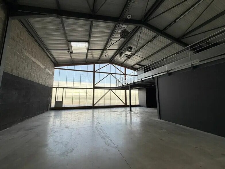Flex in Vaulx-en-Velin for lease - Interior Photo - Image 2 of 18