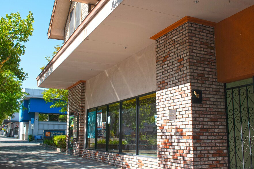 124-148 S Cloverdale Blvd, Cloverdale, CA à louer - Photo du bâtiment - Image 2 de 6
