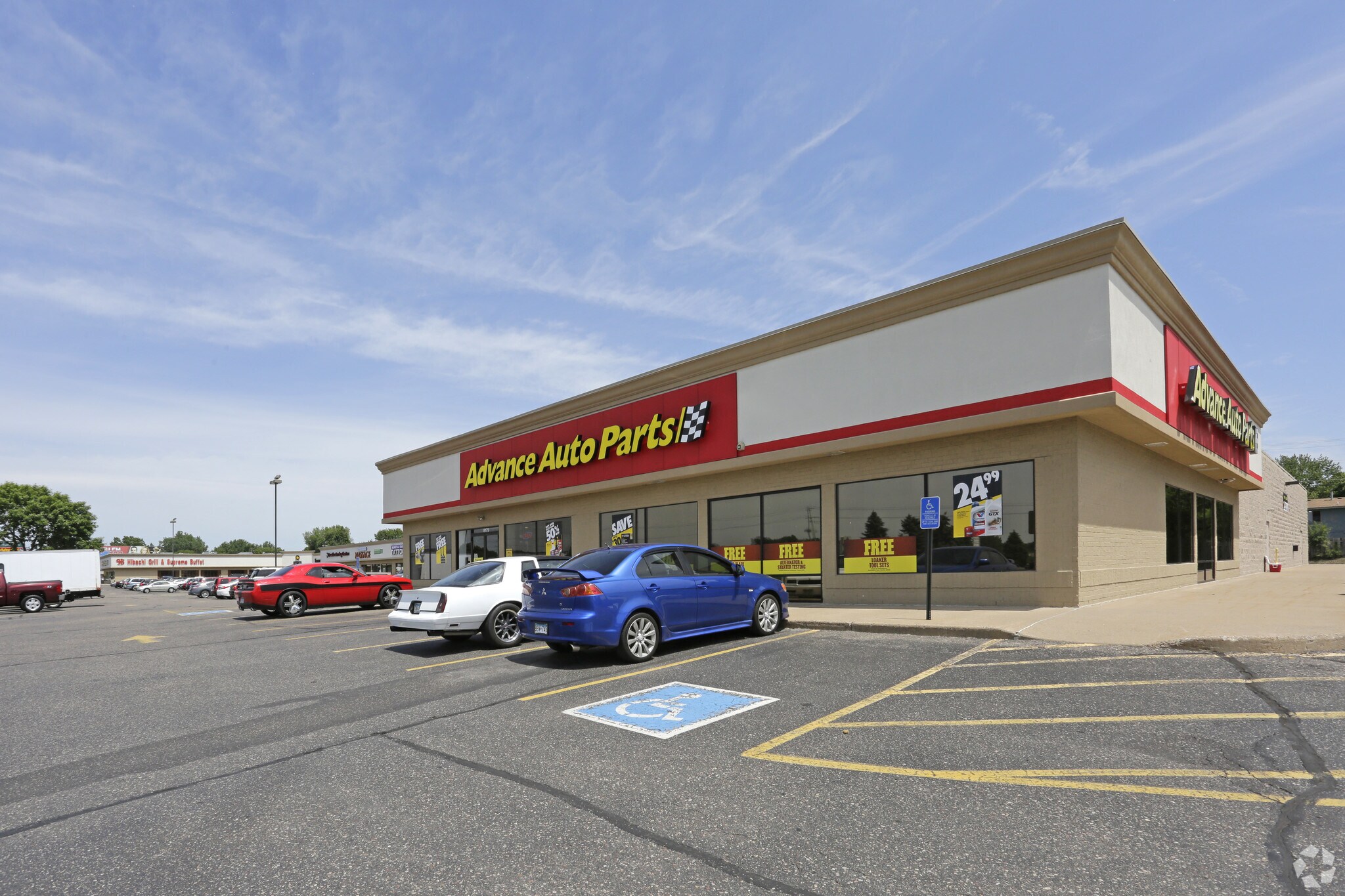 8151-8255 NE University Ave, Minneapolis, MN à louer Photo principale- Image 1 de 6