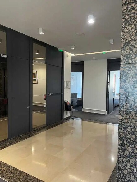 40 Rue La Pérouse, Paris for lease - Lobby - Image 2 of 8
