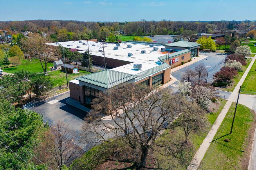 8300 N Wayne Rd, Westland, MI à louer - Photo du bâtiment - Image 2 de 13