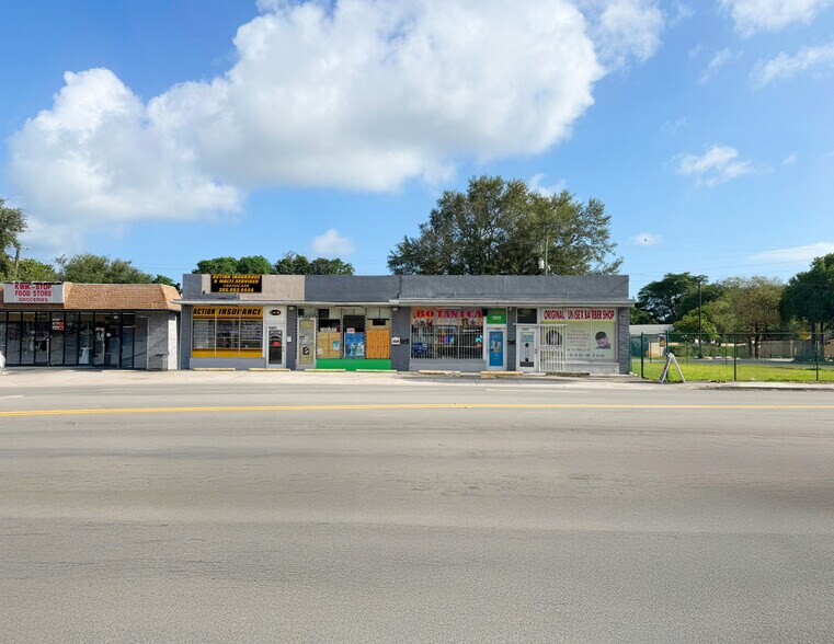 13639 W Dixie Hwy, North Miami, FL for lease - Primary Photo - Image 1 of 4