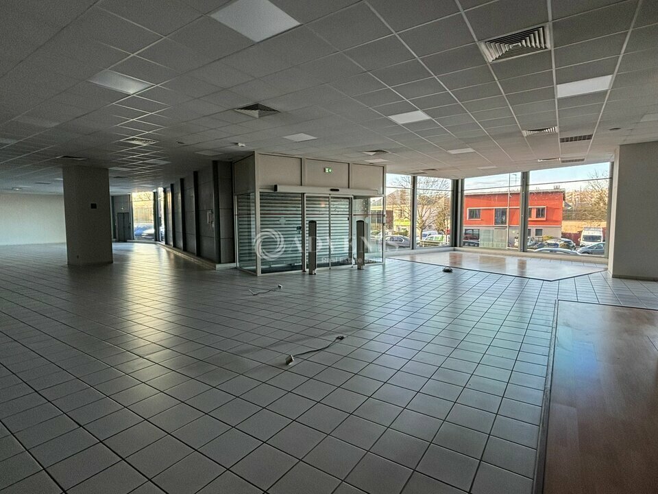 Retail in Fleury-les-Aubrais for lease Building Photo- Image 1 of 13