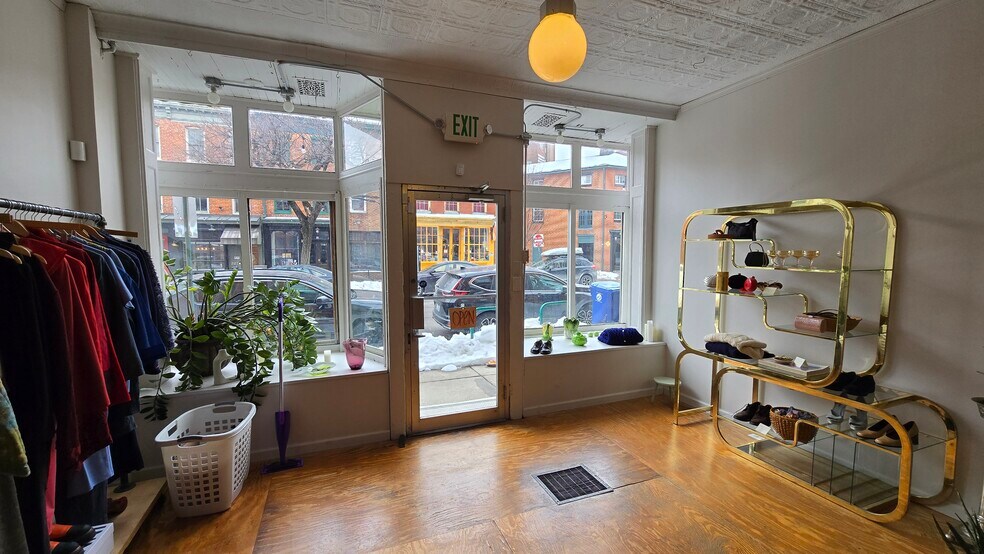 216 and 218 W Read St portefeuille de 2 propriétés à vendre sur LoopNet.ca - Photo intérieure - Image 3 de 15