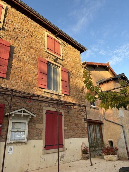Local d'activités dans Davayé à vendre - Photo du bâtiment - Image 1 de 6