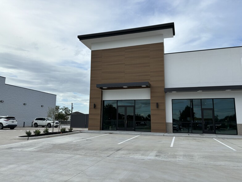 13437 W Bellfort Ave, Sugar Land, TX for lease - Building Photo - Image 2 of 7